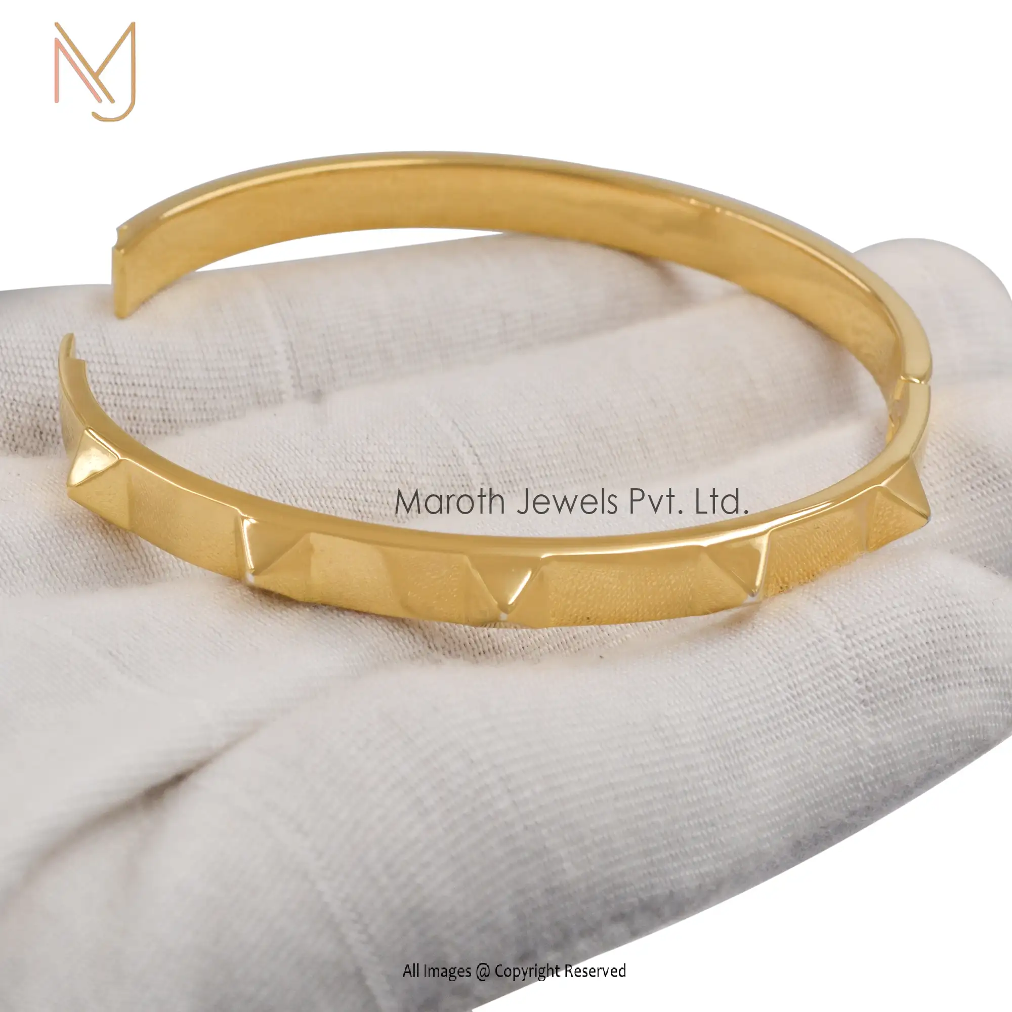 14K Yellow Gold Square Pyramid Rivet Bangles Manufacturer